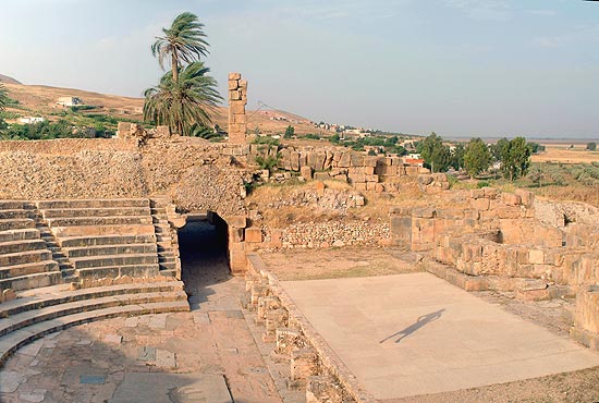 Römisches Amphitheater in Bulla Regia, Sehenswürdigkeit in Tunesien