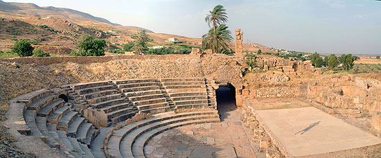 Römisches Amphitheater in der antiken Stadt Bulla Regia, Sehenswürdigkeit in Tunesien