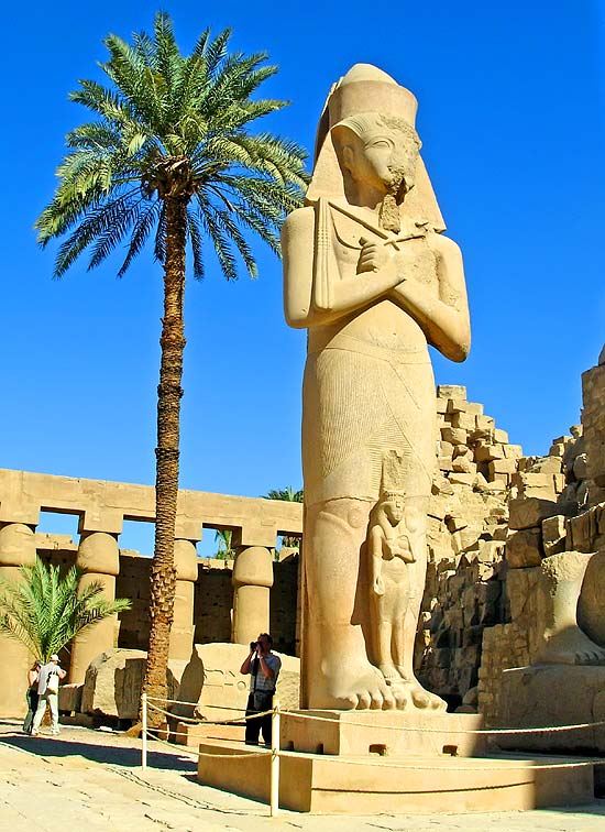 Statue von Ramses II. im Tempel von Karnak, Sehenswürdigkeit in Ägypten