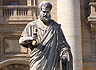 Petrus Statue auf dem Petersplatz in Rom