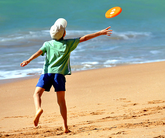 Kind spielt am Strand