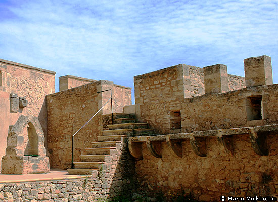 Begehbare Festungsmauer im Castell de Capdepera auf Mallorca