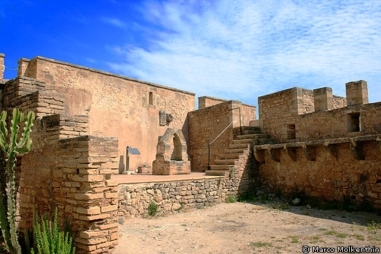 Treppe und Festungsmauer im Castell de Capdepera