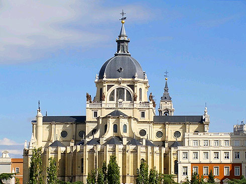 Almudena Kathedrale in Madrid (Sehenswürdigkeiten Spanien)